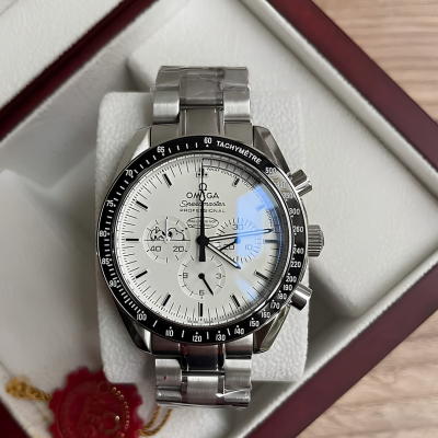 Óculos de sol branco Omega Snoopy da Velum Times, com armação em estilo clássico e detalhes do personagem Snoopy.